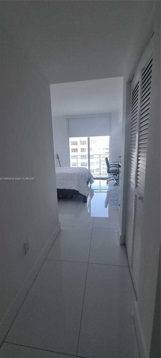Small Image of 950 BRICKELL BAY DR #1710, Miami Number 7
