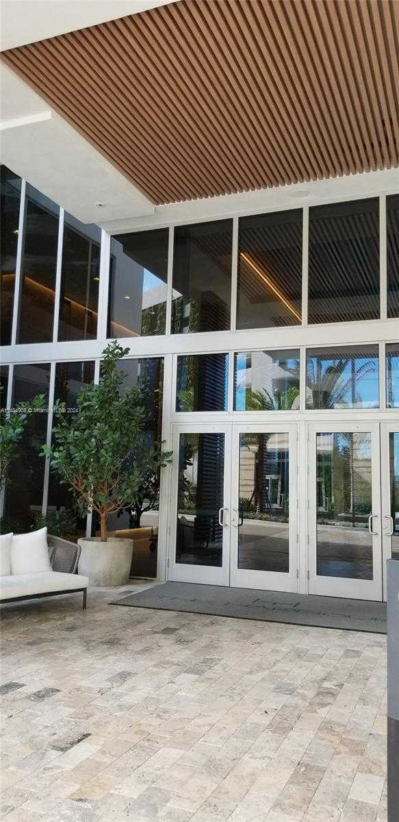 Small Image of 16385 BISCAYNE BLVD #420, North Miami Beach Number 2