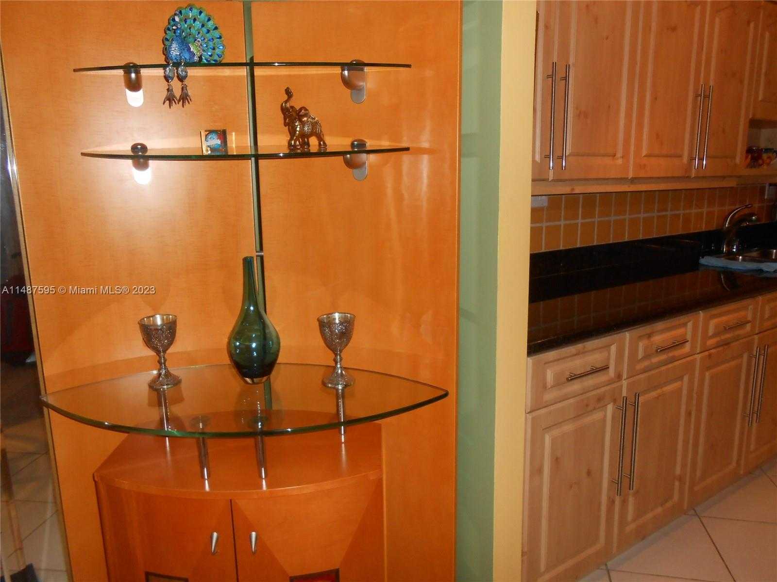 Small Image of 5401 COLLINS AVE #1230, Miami Beach Number 8