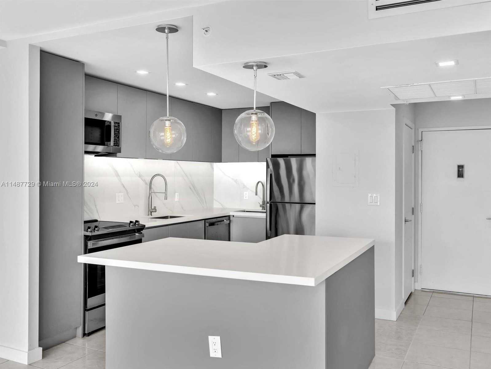 Small Image of 4101 PINE TREE DR #621,620, Miami Beach Number 10