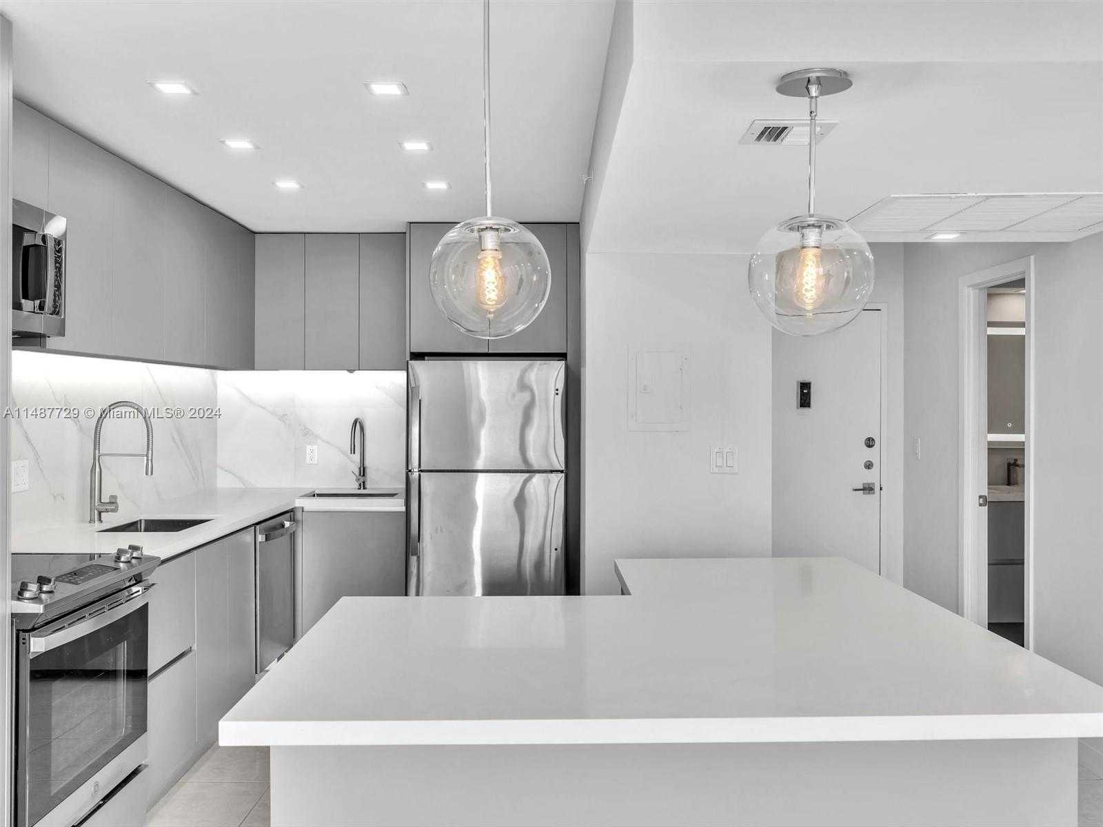 Small Image of 4101 PINE TREE DR #621,620, Miami Beach Number 12