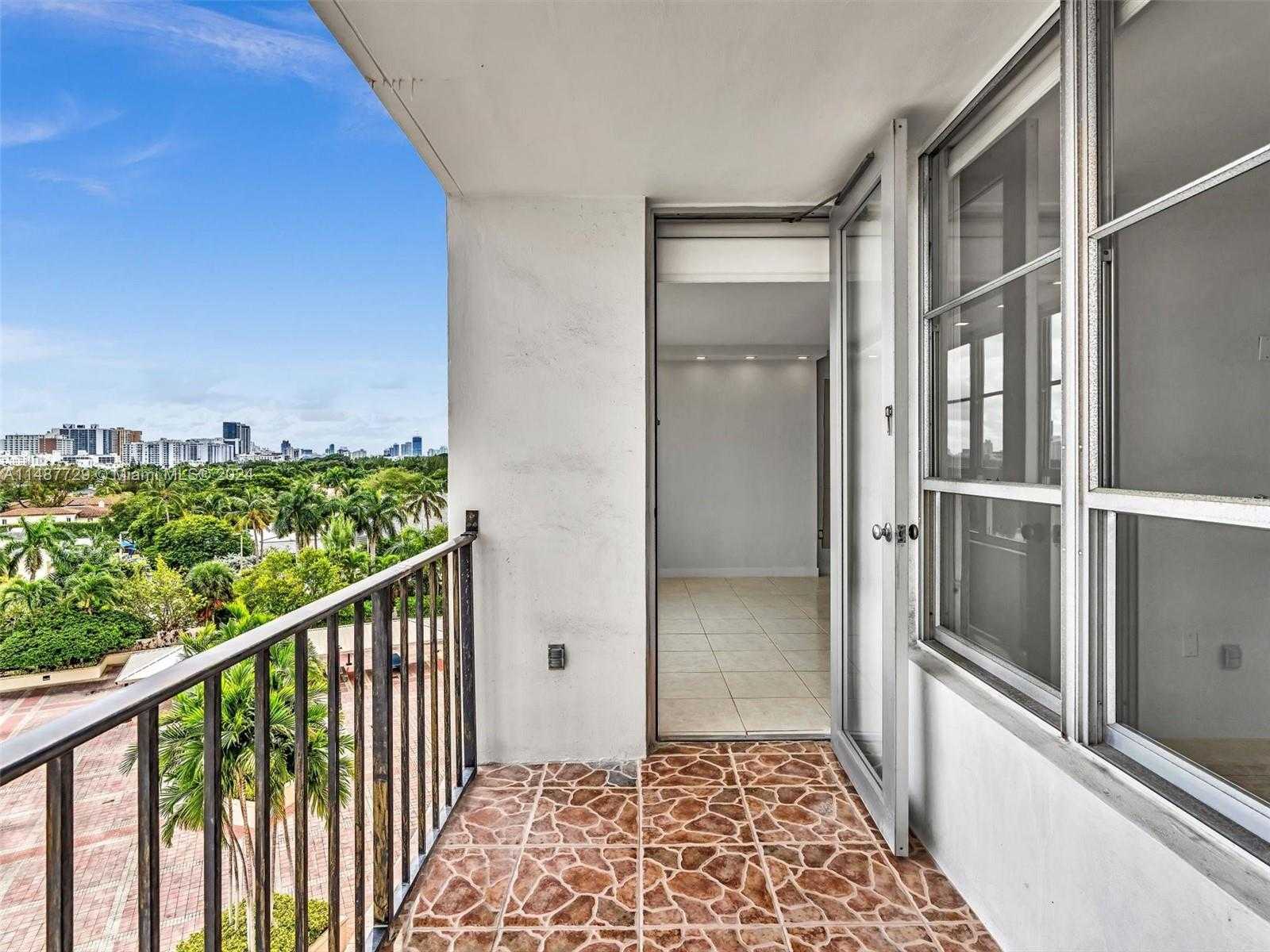 Small Image of 4101 PINE TREE DR #621,620, Miami Beach Number 22