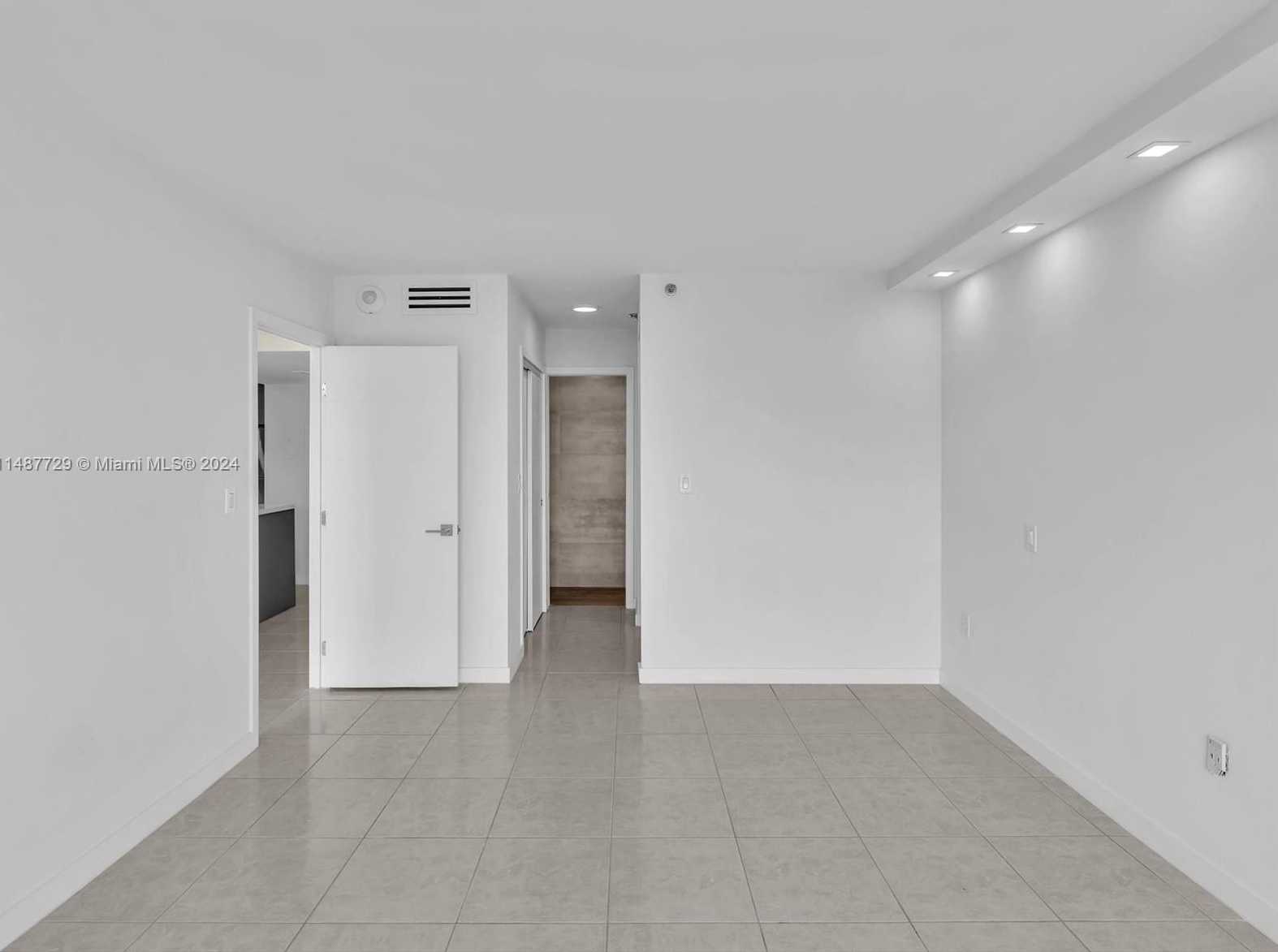 Small Image of 4101 PINE TREE DR #621,620, Miami Beach Number 25