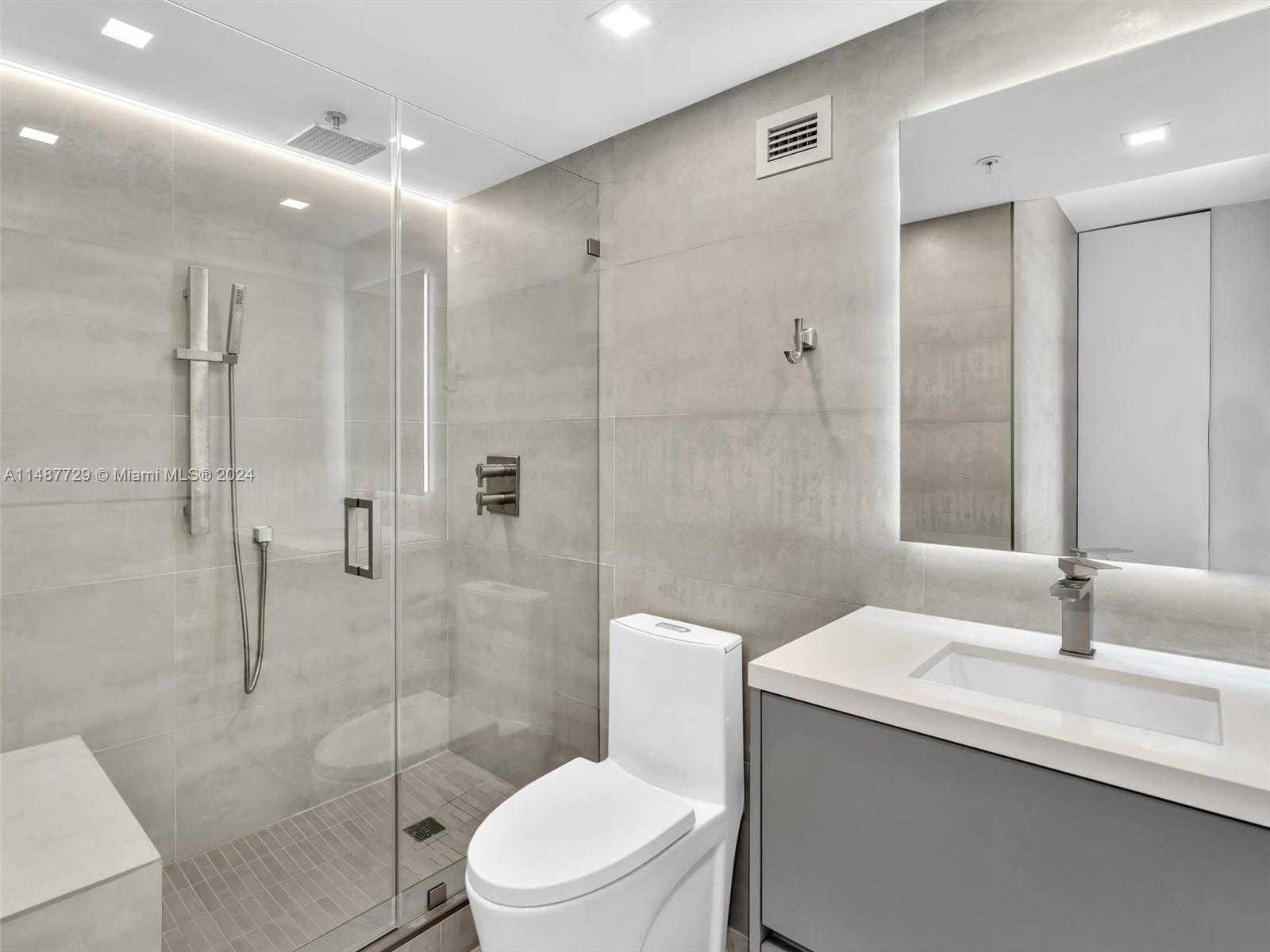 Small Image of 4101 PINE TREE DR #621,620, Miami Beach Number 27