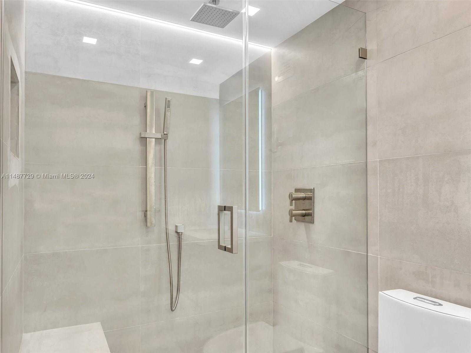 Small Image of 4101 PINE TREE DR #621,620, Miami Beach Number 28
