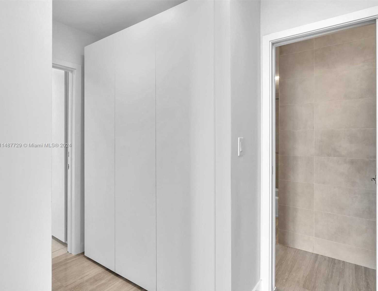 Small Image of 4101 PINE TREE DR #621,620, Miami Beach Number 31
