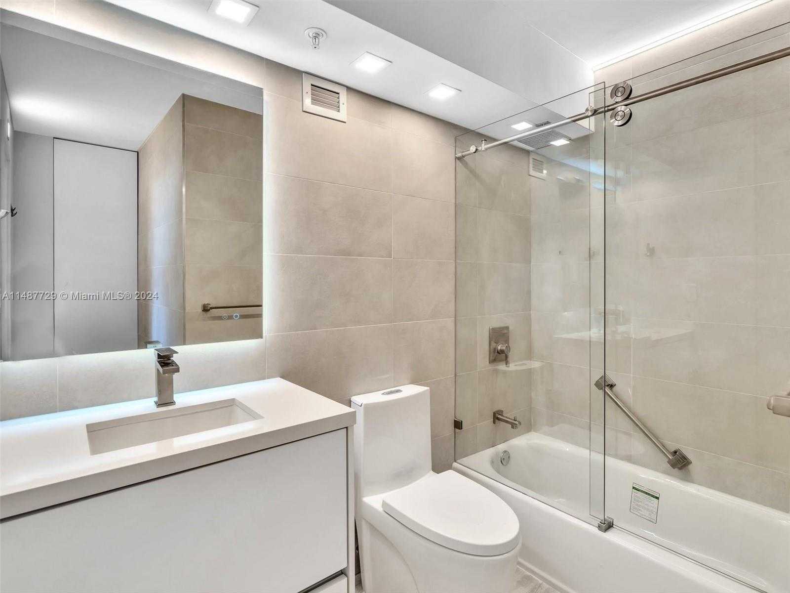 Small Image of 4101 PINE TREE DR #621,620, Miami Beach Number 32