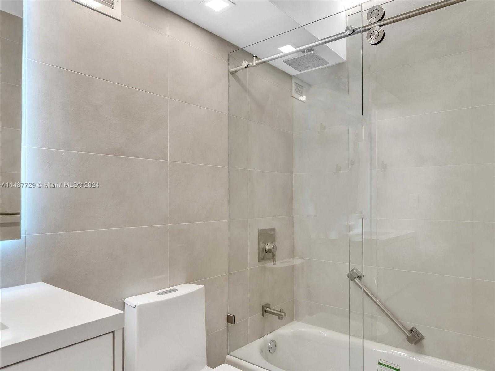 Small Image of 4101 PINE TREE DR #621,620, Miami Beach Number 33