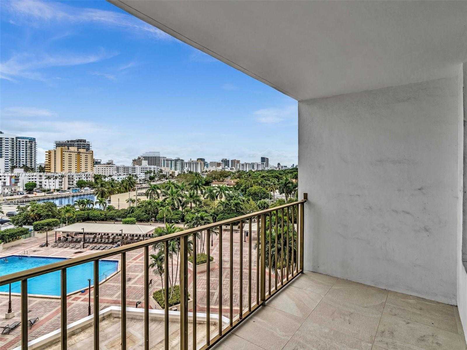 Small Image of 4101 PINE TREE DR #621,620, Miami Beach Number 49
