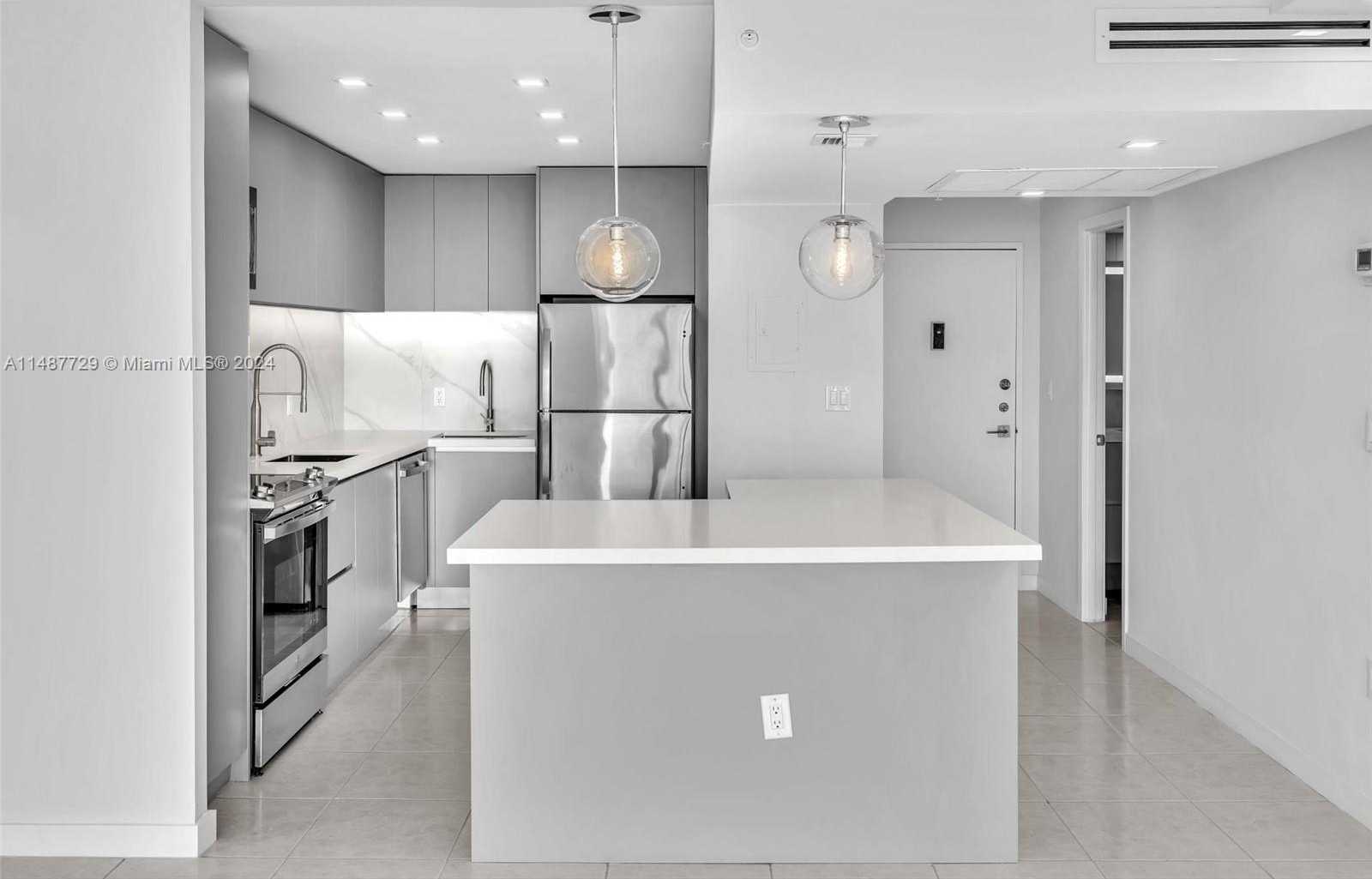 Small Image of 4101 PINE TREE DR #621,620, Miami Beach Number 5