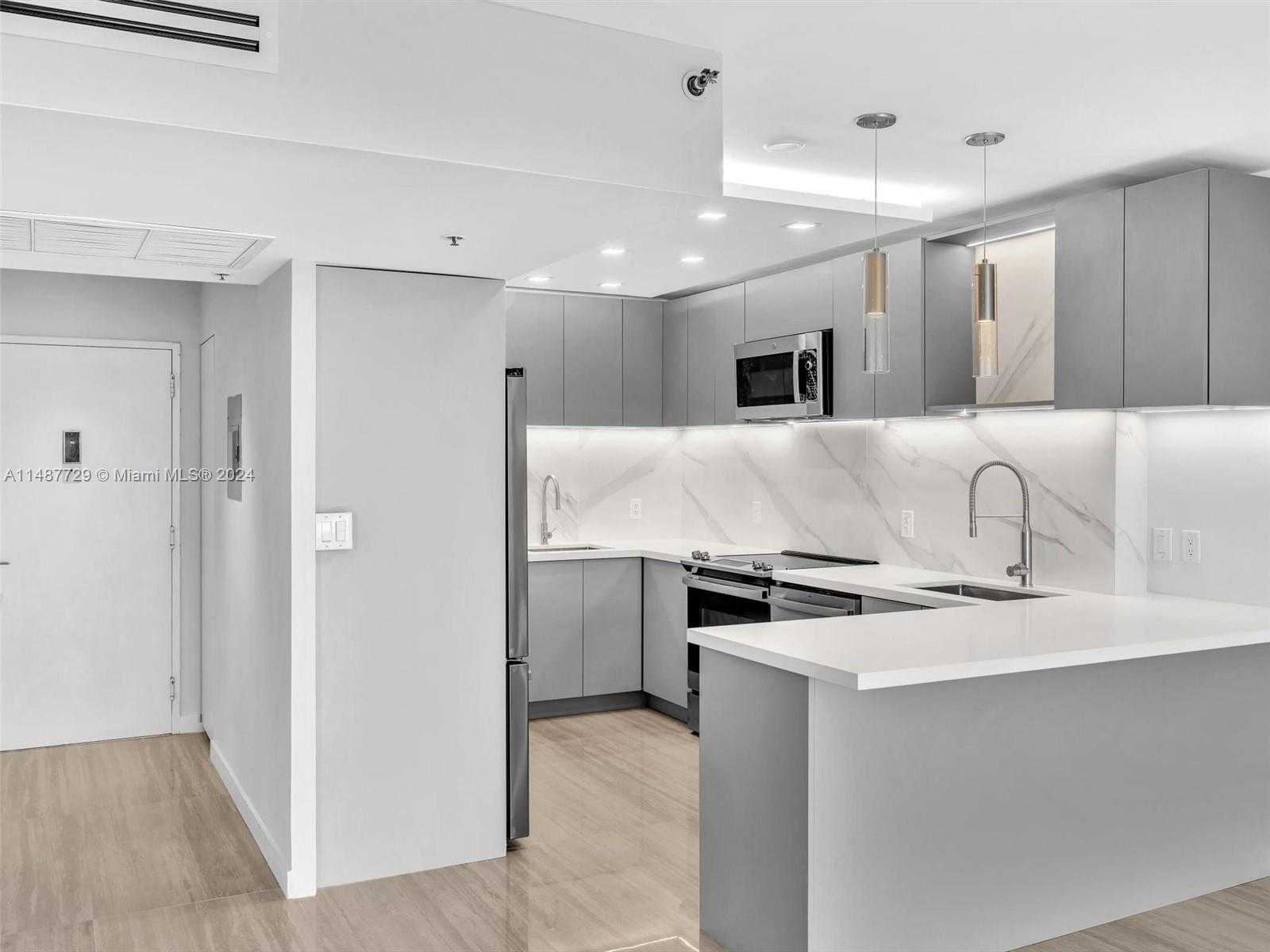 Small Image of 4101 PINE TREE DR #621,620, Miami Beach Number 56