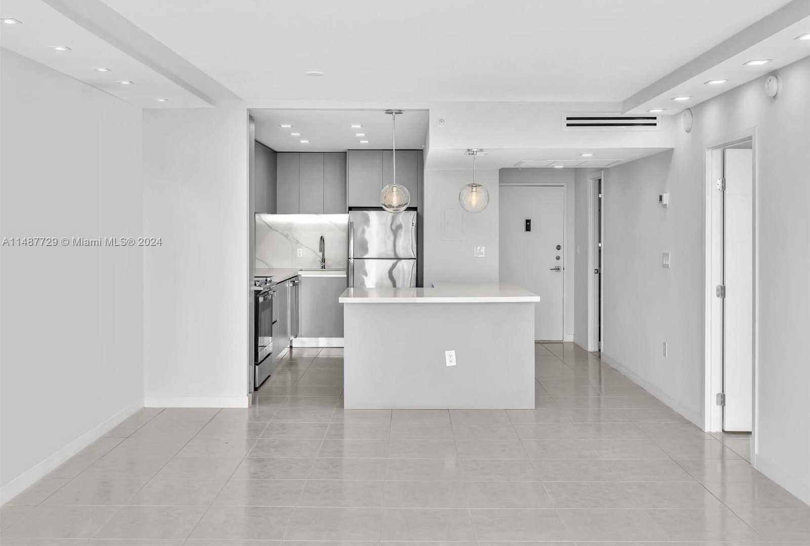 Small Image of 4101 PINE TREE DR #621,620, Miami Beach Number 6