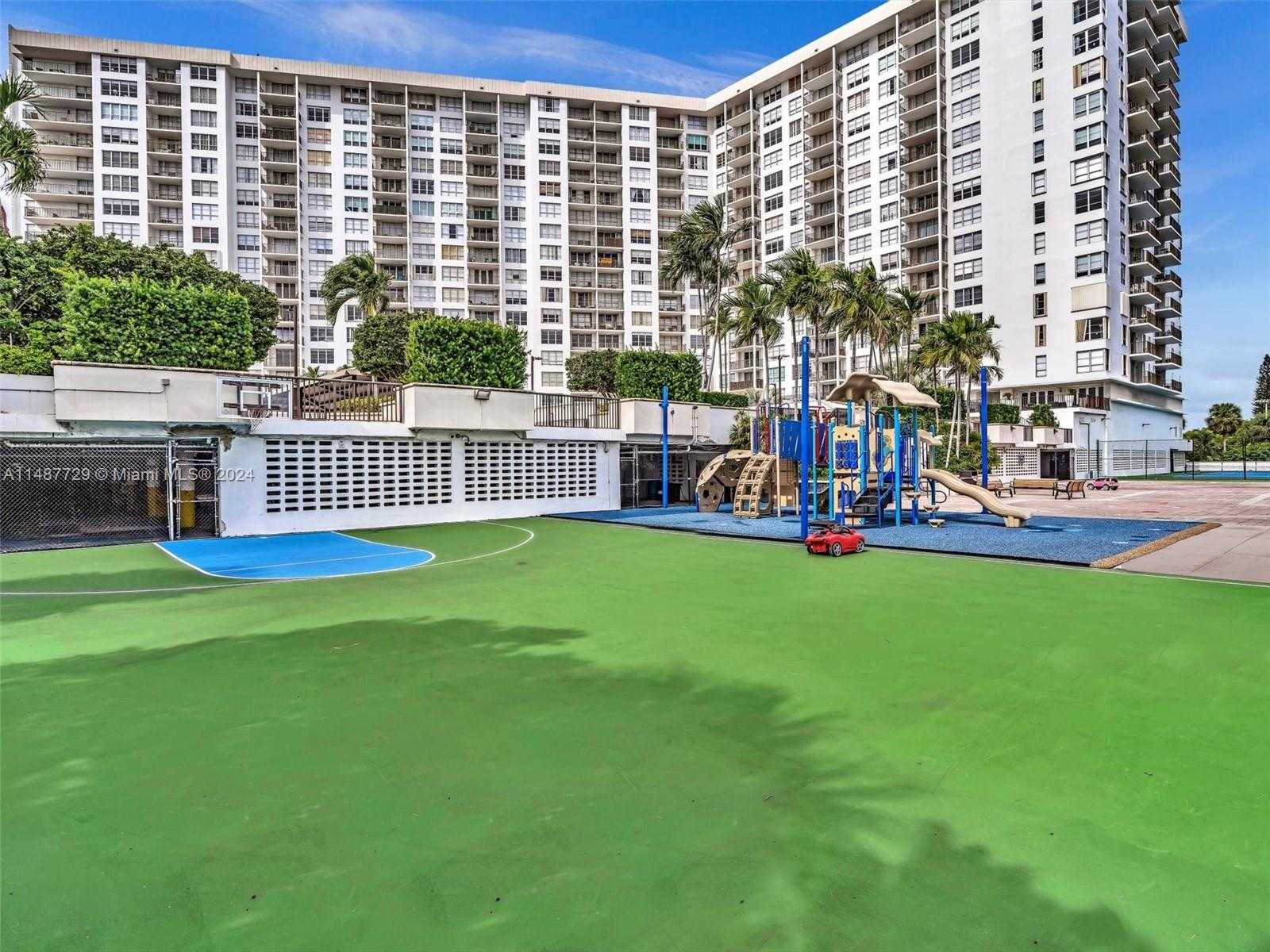 Small Image of 4101 PINE TREE DR #621,620, Miami Beach Number 65