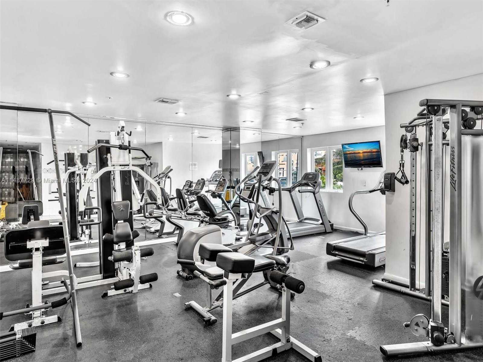 Small Image of 4101 PINE TREE DR #621,620, Miami Beach Number 67