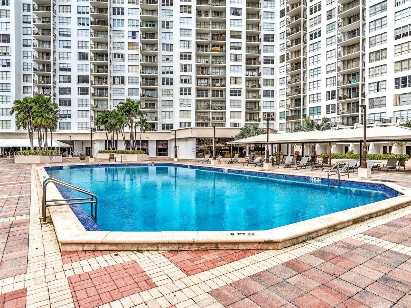 Small Image of 4101 PINE TREE DR #621,620, Miami Beach Number 68