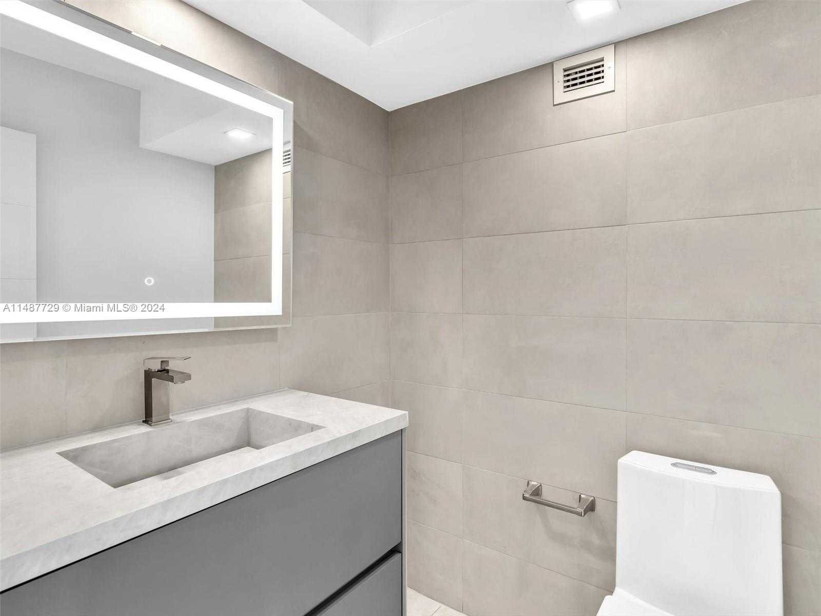 Small Image of 4101 PINE TREE DR #621,620, Miami Beach Number 7