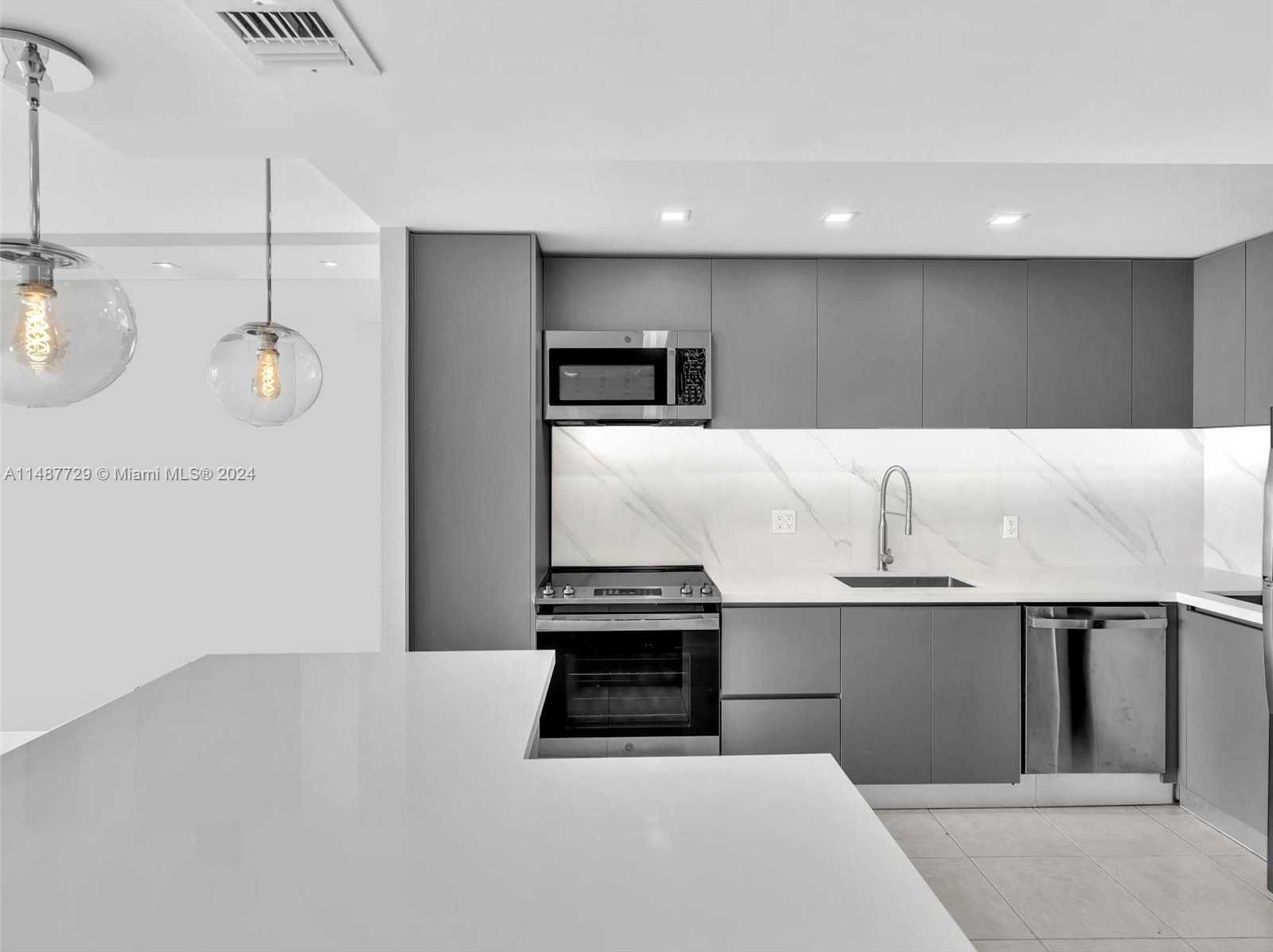 Small Image of 4101 PINE TREE DR #621,620, Miami Beach Number 8