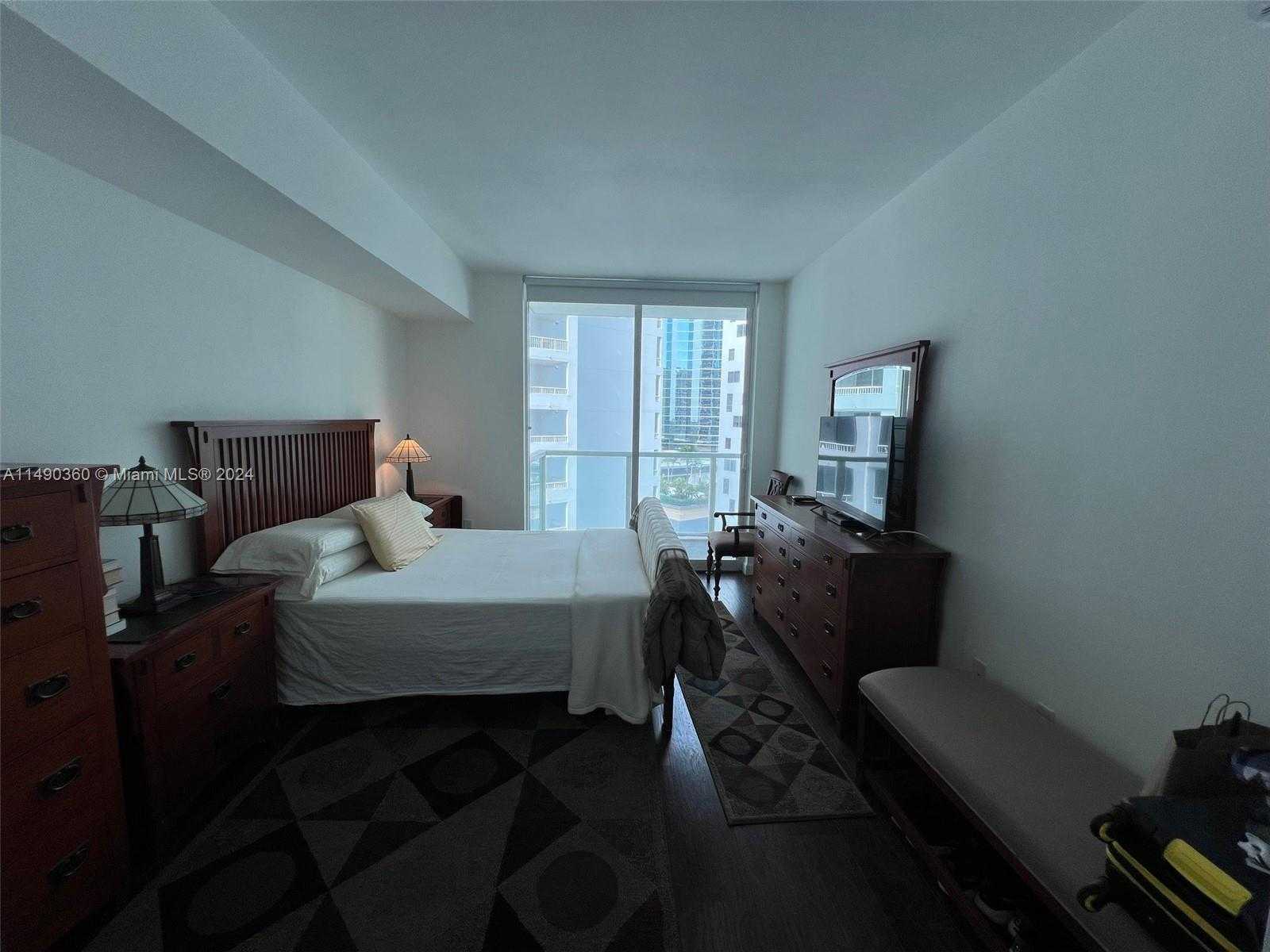 Small Image of 218 #1806, Miami Number 7