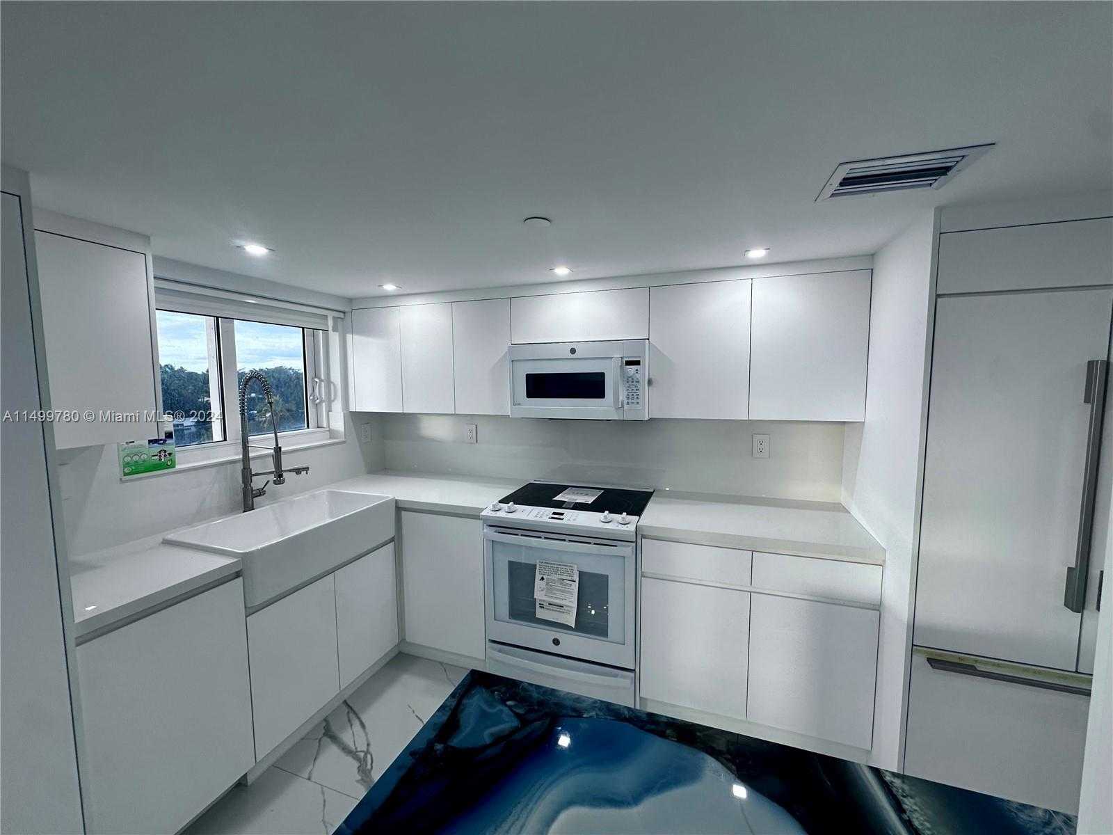 Small Image of 2457 COLLINS AVE #408, Miami Beach Number 7