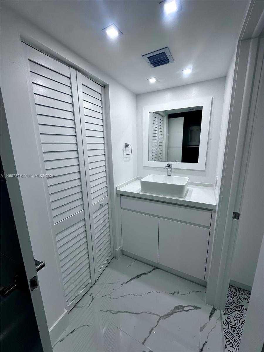 Small Image of 2457 COLLINS AVE #408, Miami Beach Number 8