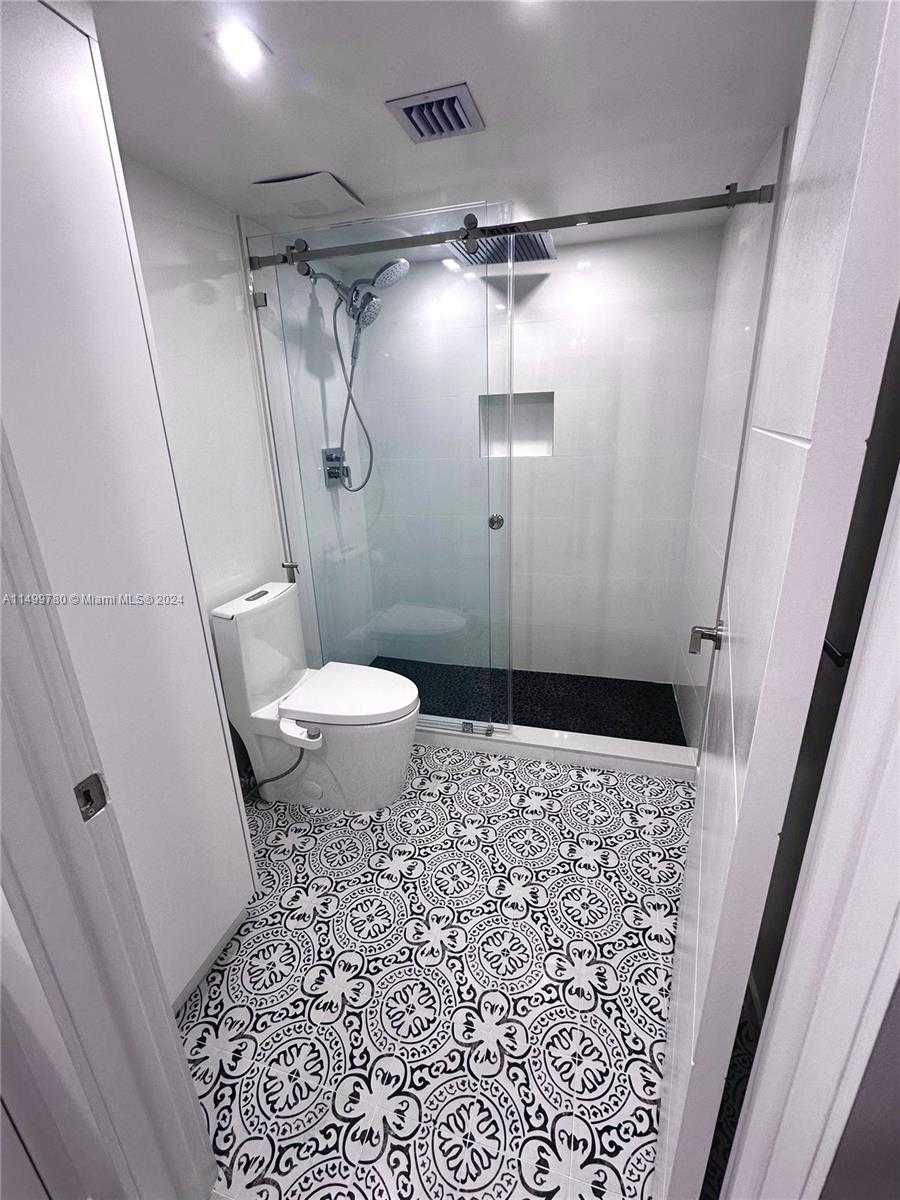 Small Image of 2457 COLLINS AVE #408, Miami Beach Number 9