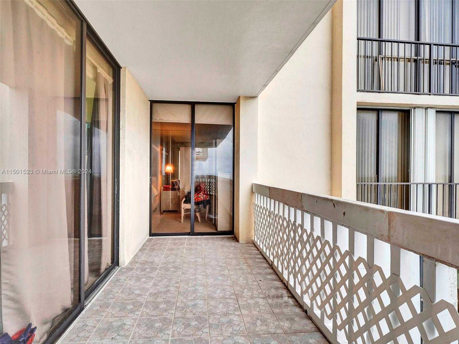Small Image of 19355 TURNBERRY WAY #8L, Aventura Number 31