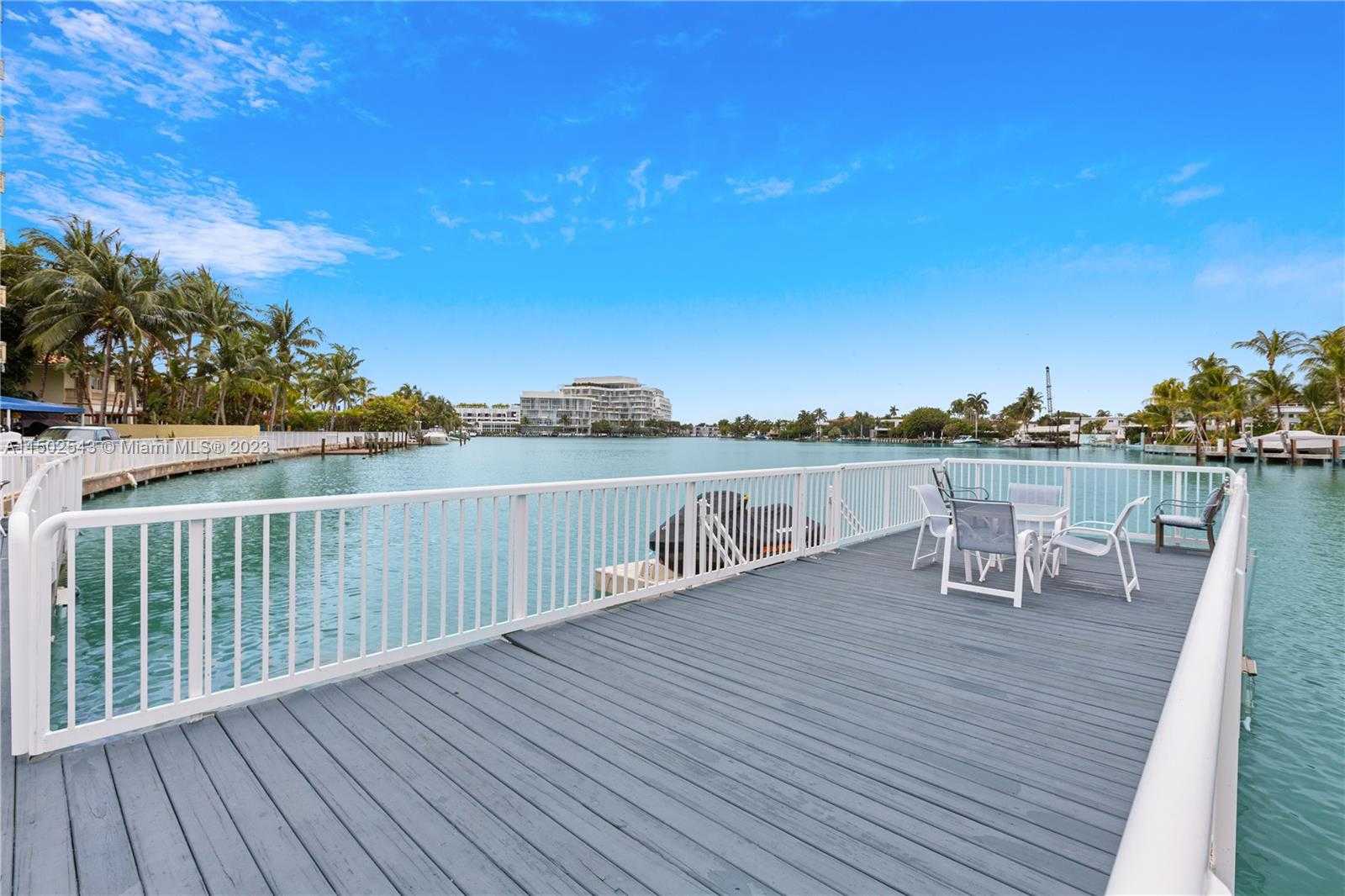 Small Image of 4720 PINE TREE DR #5, Miami Beach Number 3