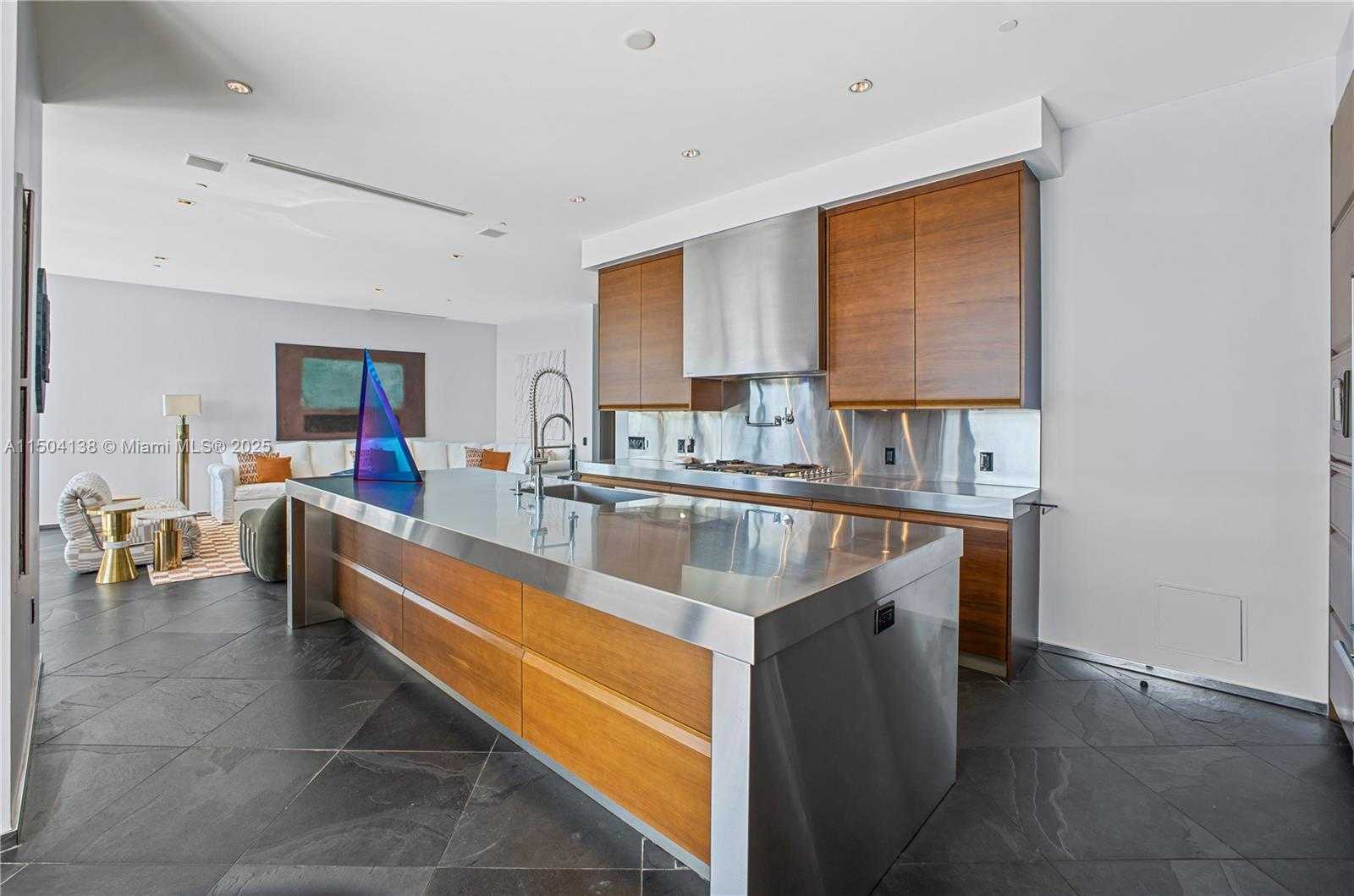 Small Image of 800 SOUTH POINTE DR #502, Miami Beach Number 19