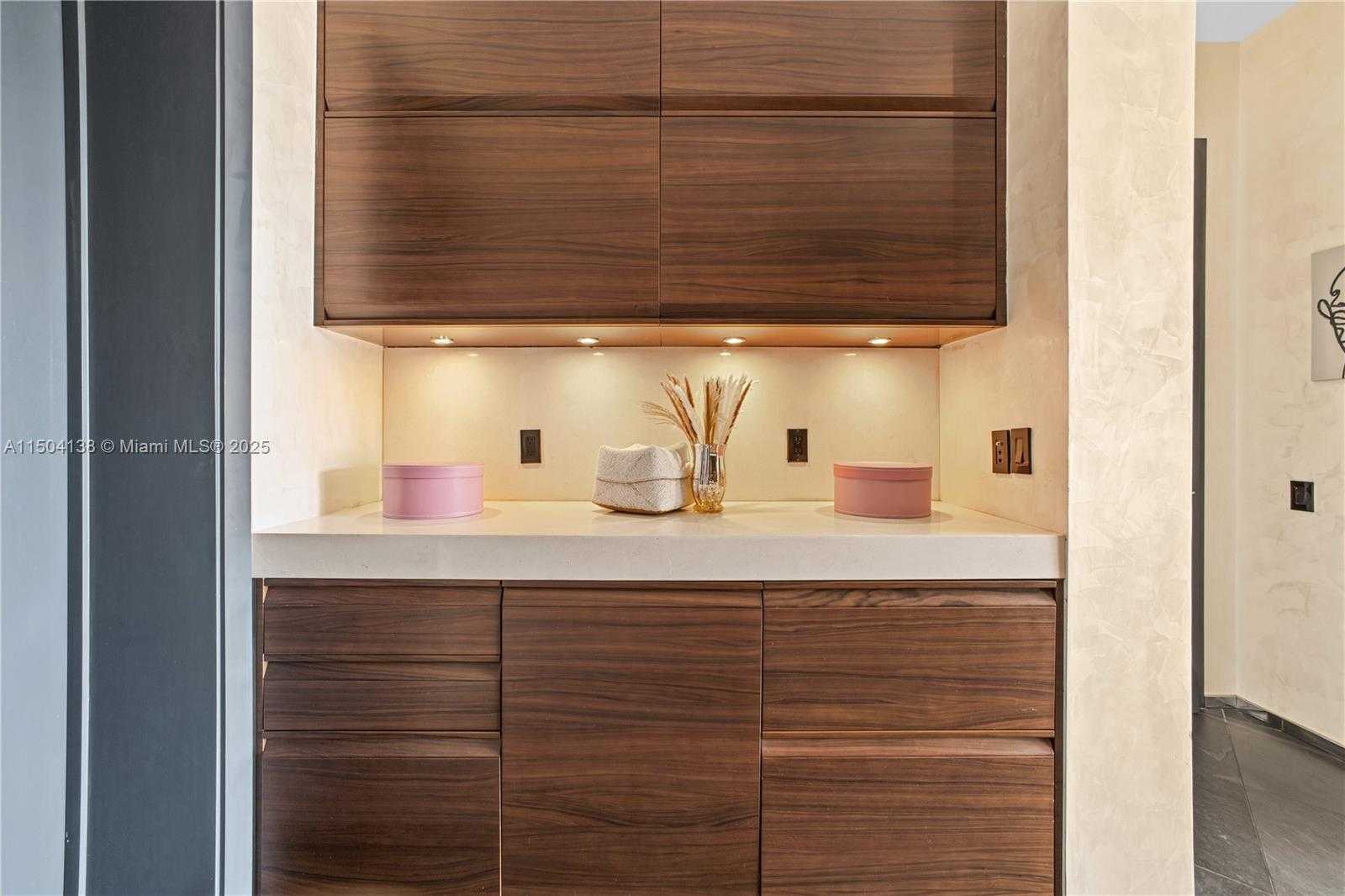 Small Image of 800 SOUTH POINTE DR #502, Miami Beach Number 37