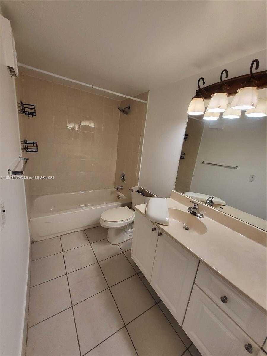 Small Image of 711 NORTH PINE ISLAND RD #111, Plantation Number 8