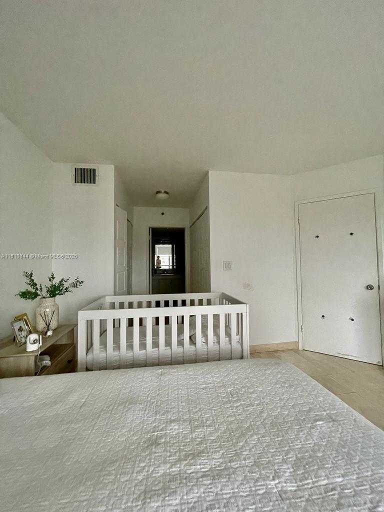 Small Image of 3600 MYSTIC POINTE DR #1010, Aventura Number 5