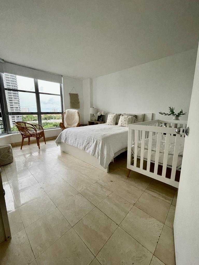 Small Image of 3600 MYSTIC POINTE DR #1010, Aventura Number 6
