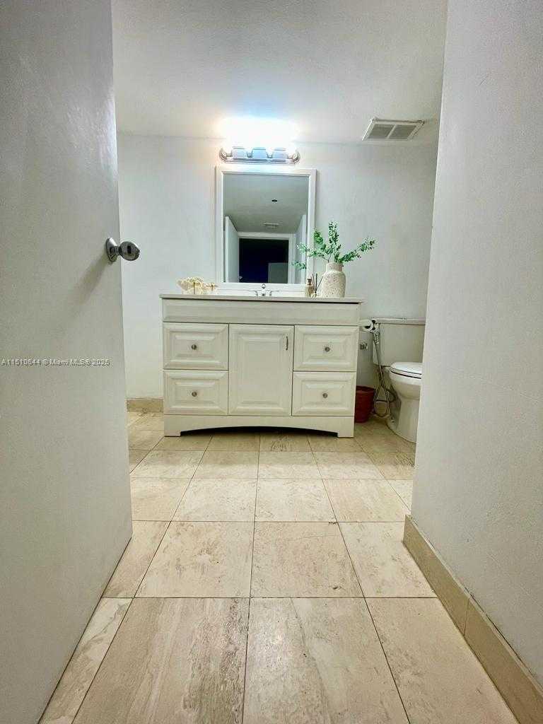 Small Image of 3600 MYSTIC POINTE DR #1010, Aventura Number 9