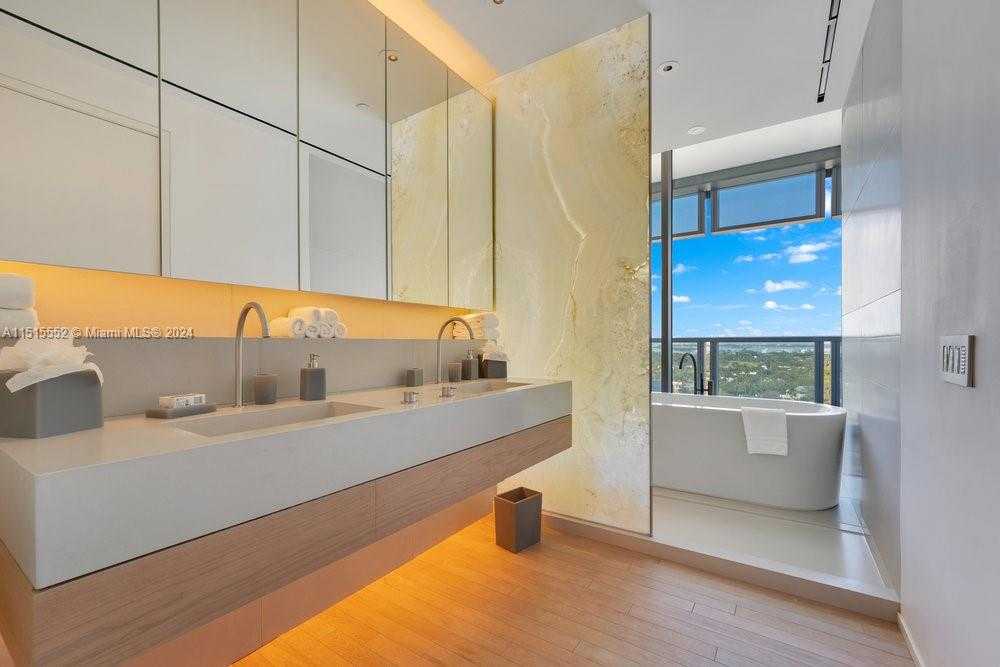 Small Image of 2901 COLLINS AVE #1501, Miami Beach Number 36