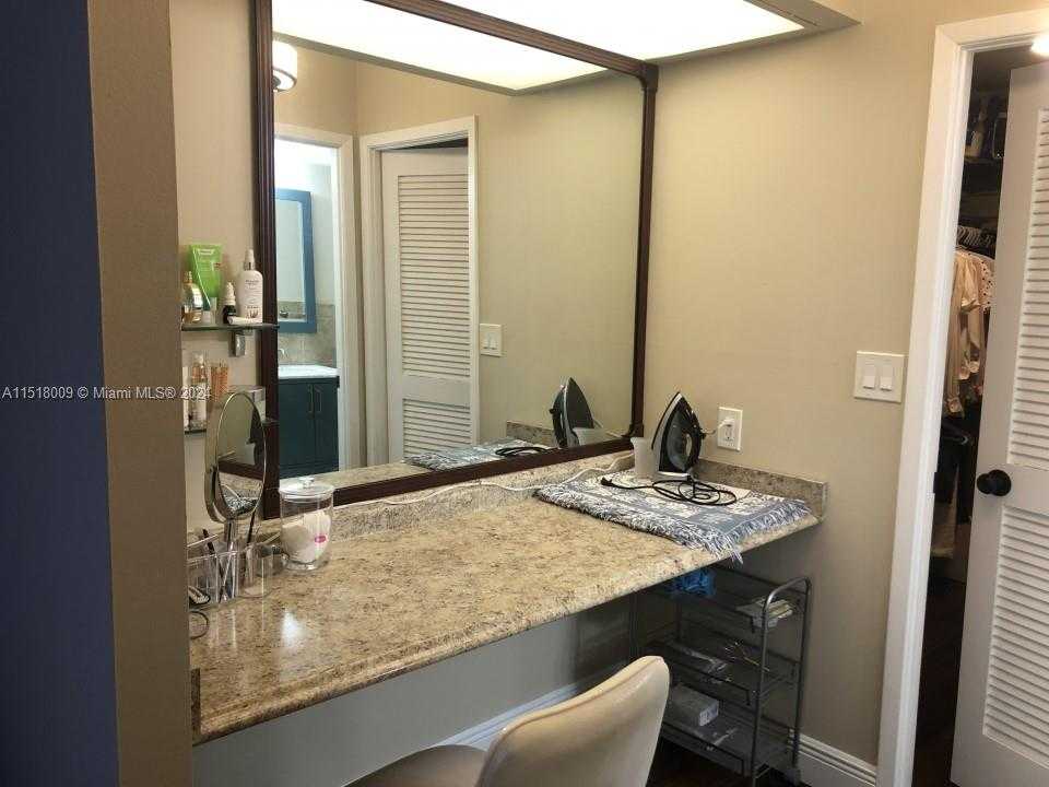 Small Image of 2500 PARKVIEW DR #618, Hallandale Beach Number 10