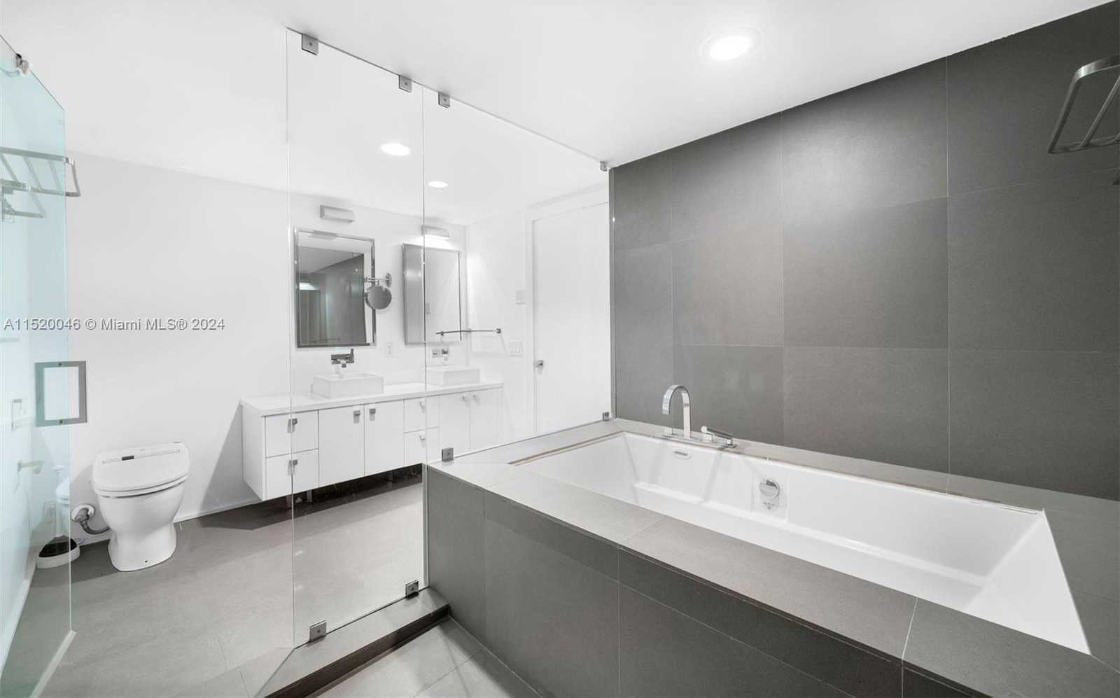 Small Image of 5875 COLLINS AVE #1102, Miami Beach Number 19