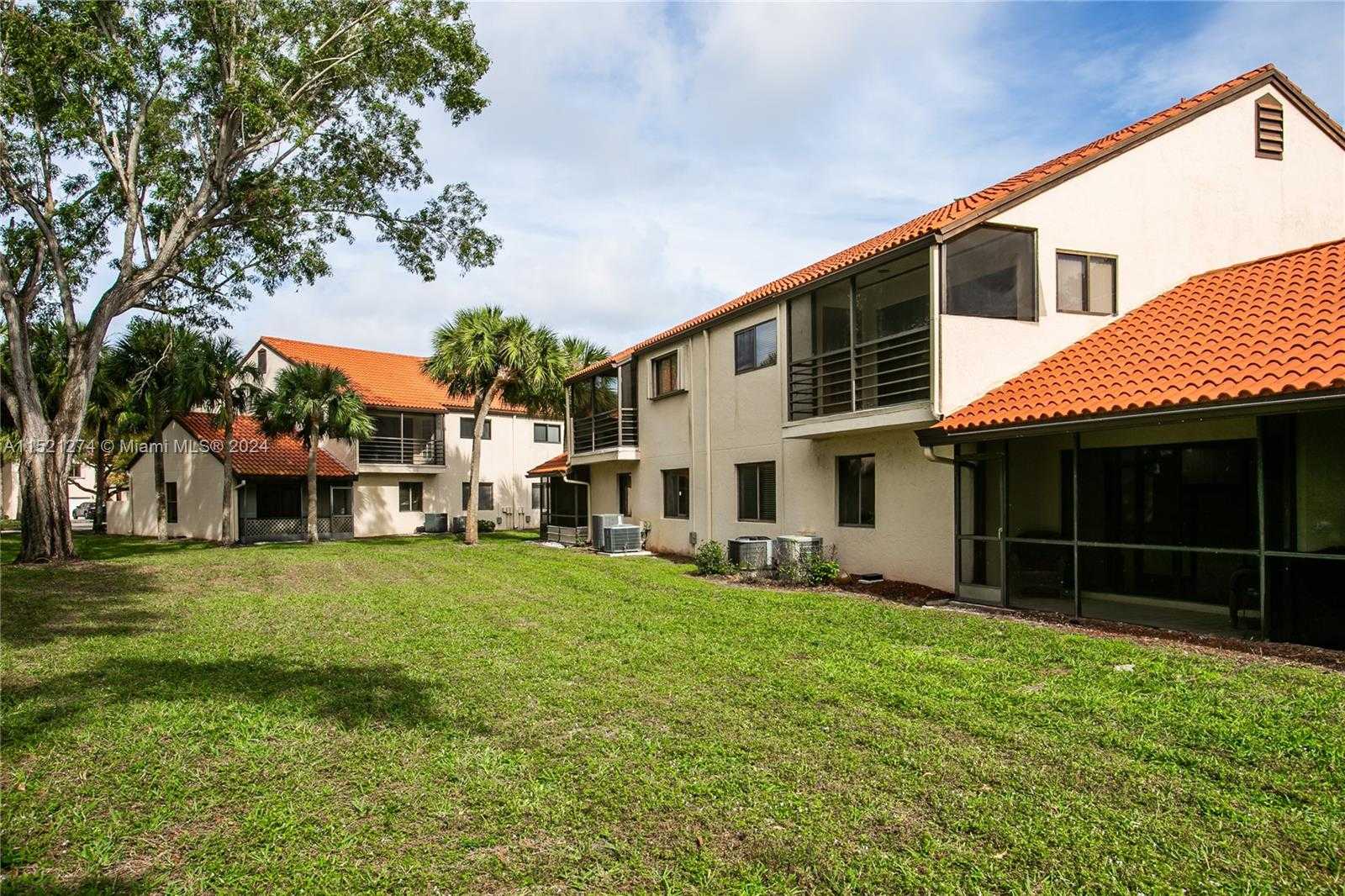 Small Image of 9 VIA DE CASAS SUR #103, Boynton Beach Number 2