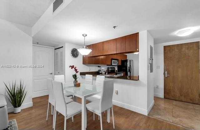 Small Image of 1200 BRICKELL BAY DR #1915, Miami Number 5