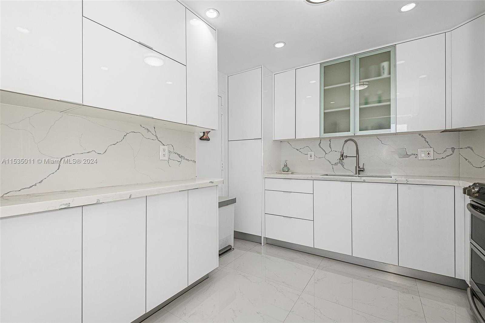 Small Image of 300 BAYVIEW DR #1215, Sunny Isles Beach Number 10
