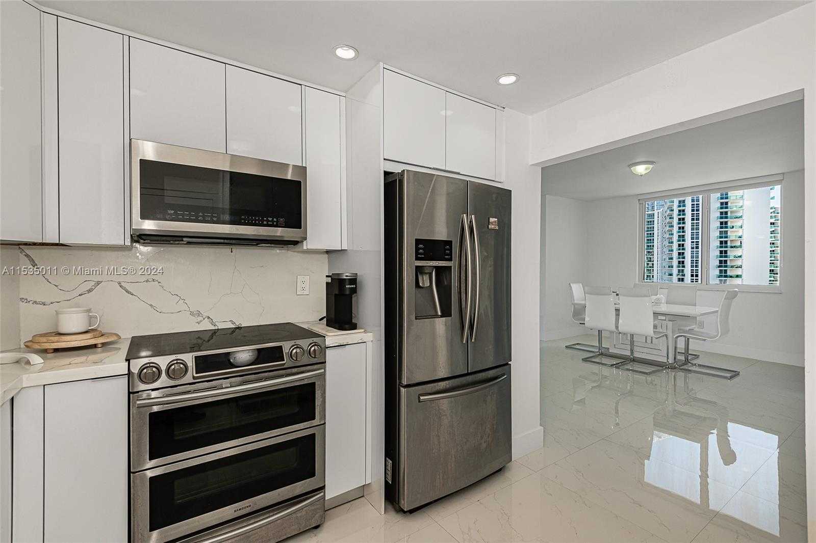 Small Image of 300 BAYVIEW DR #1215, Sunny Isles Beach Number 11