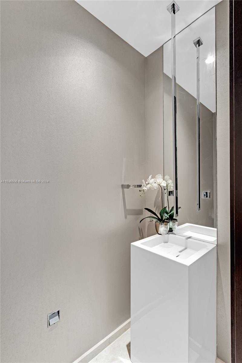 Small Image of 900 BRICKELL KEY BLVD #1002, Miami Number 41