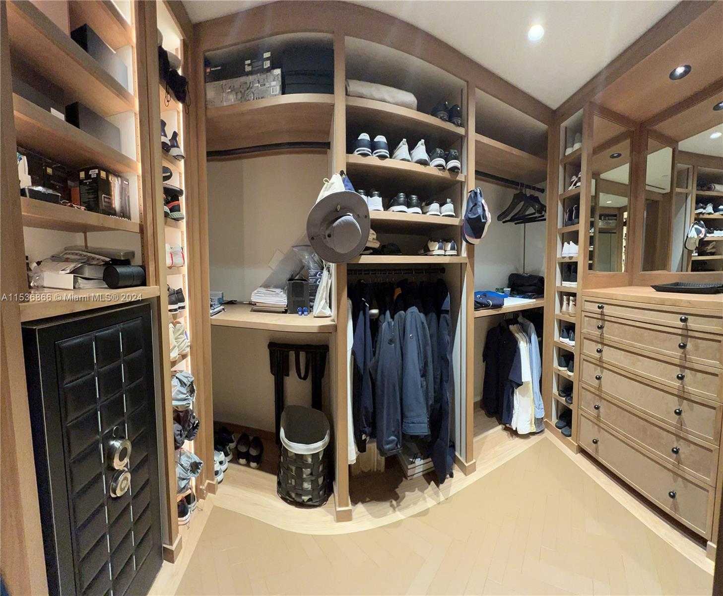 Small Image of 18555 Collins Ave, Sunny Isles Beach, FL 33160, USA Number 41