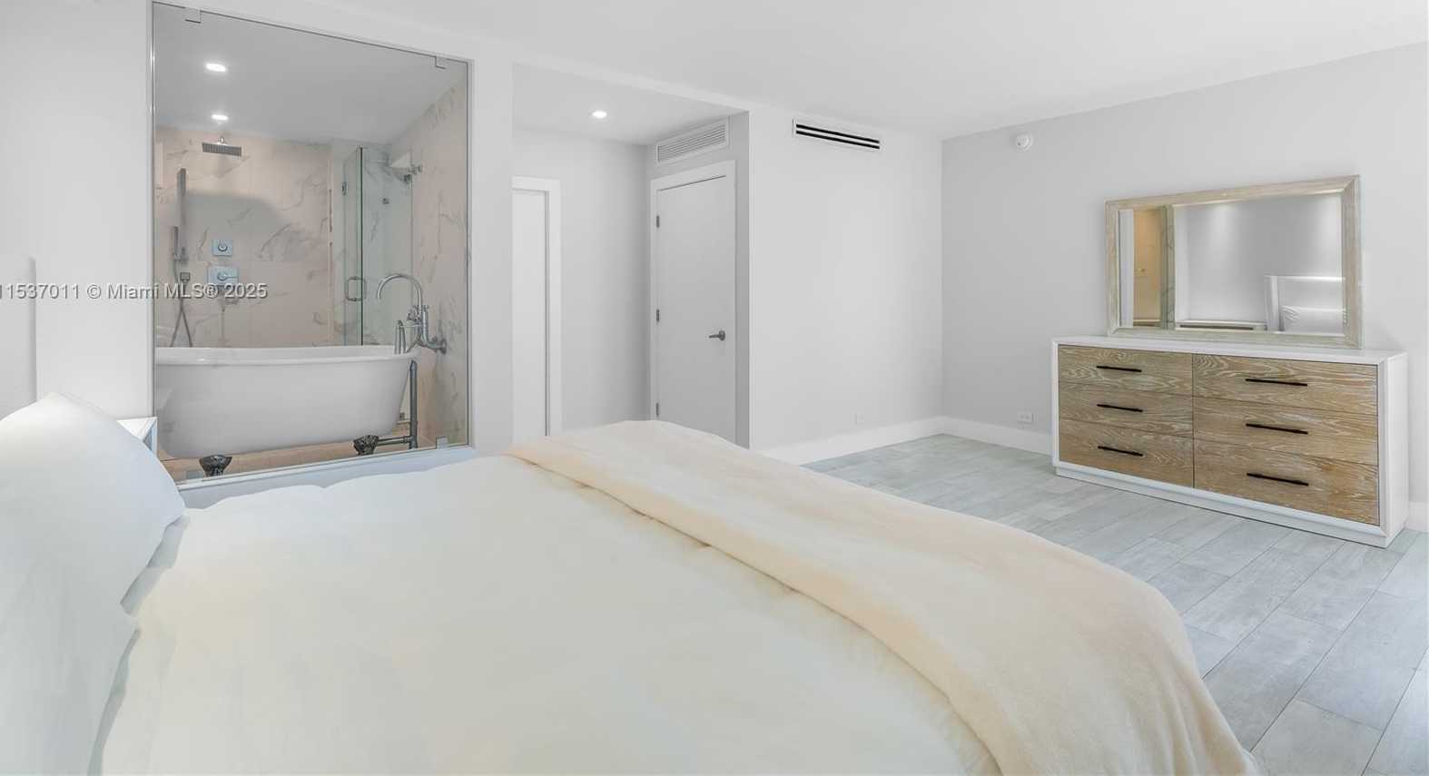 Small Image of 2301 Collins Ave, Miami Beach, FL 33139, USA Number 11
