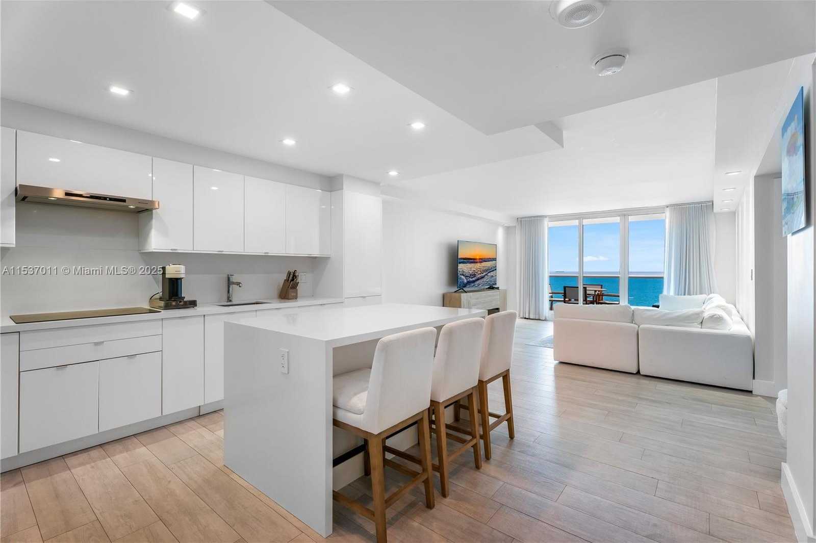 Small Image of 2301 Collins Ave, Miami Beach, FL 33139, USA Number 3