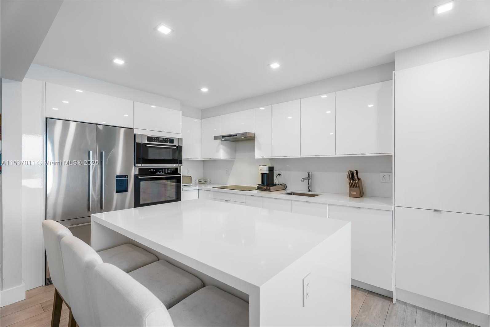 Small Image of 2301 Collins Ave, Miami Beach, FL 33139, USA Number 4