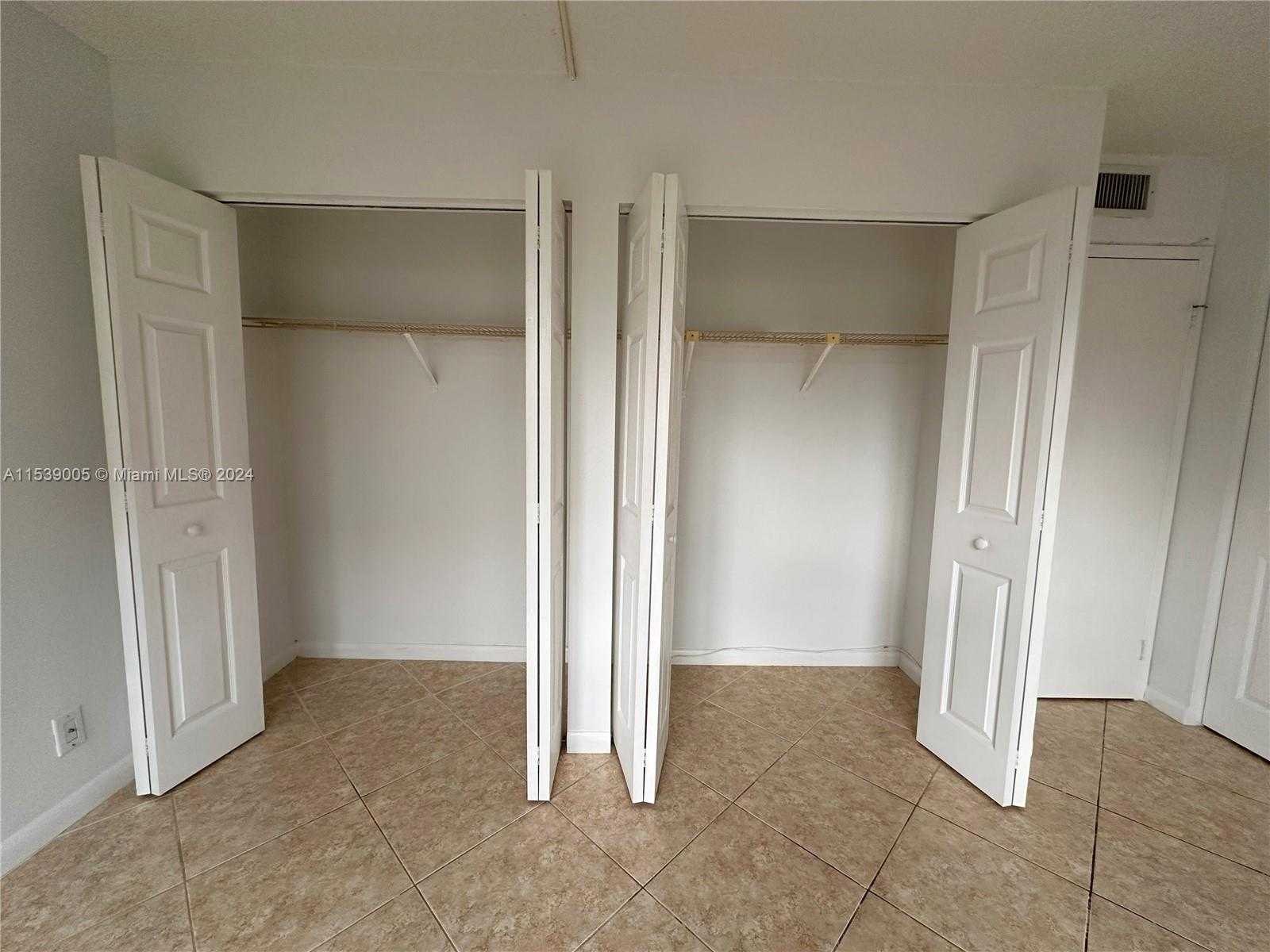 Small Image of 17021 NORTH BAY RD #320-4, Sunny Isles Beach Number 13