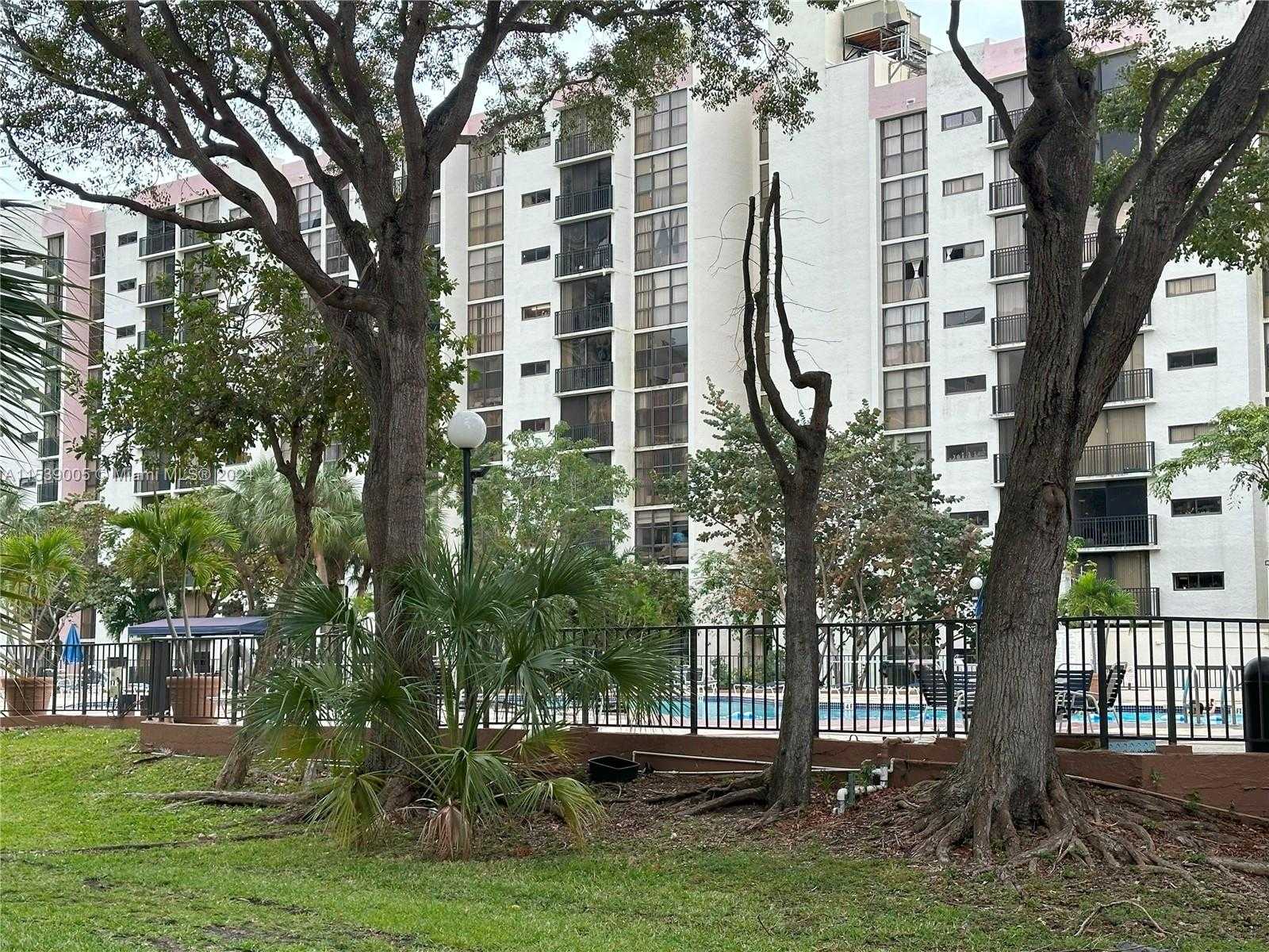 Small Image of 17021 NORTH BAY RD #320-4, Sunny Isles Beach Number 2