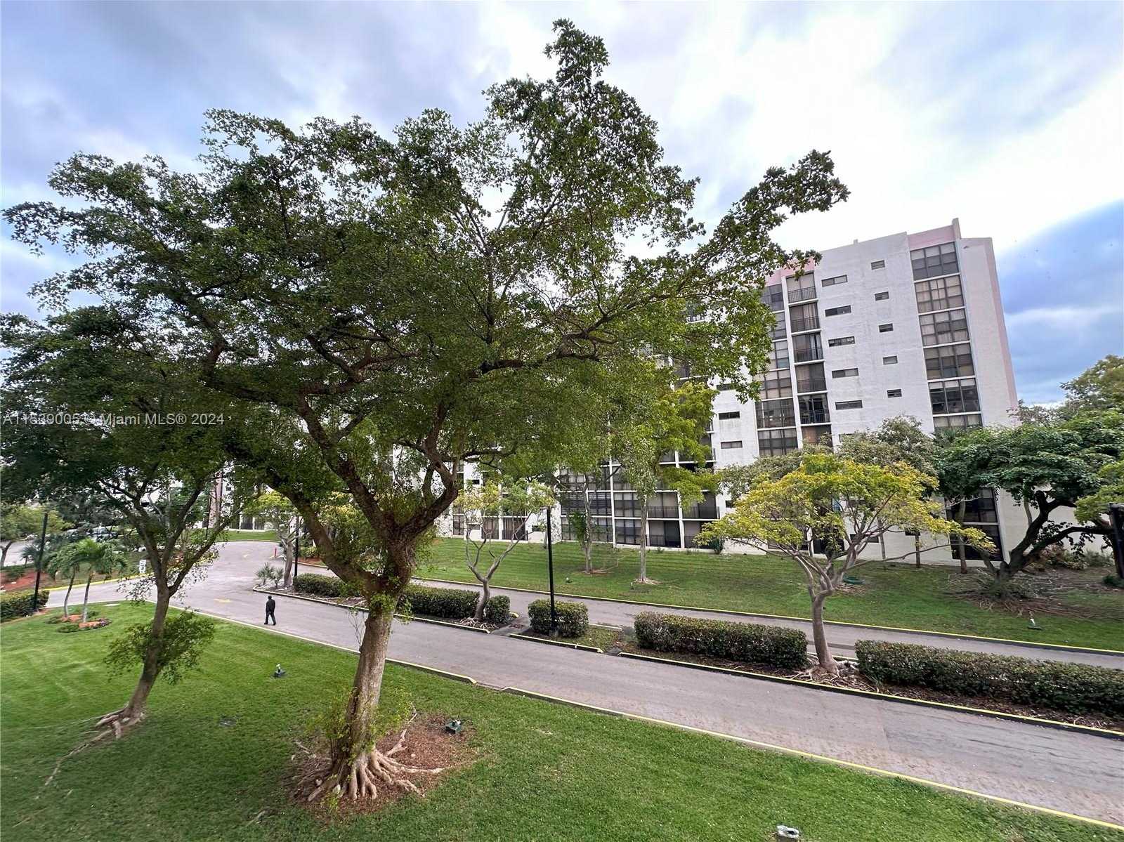 Small Image of 17021 NORTH BAY RD #320-4, Sunny Isles Beach Number 3