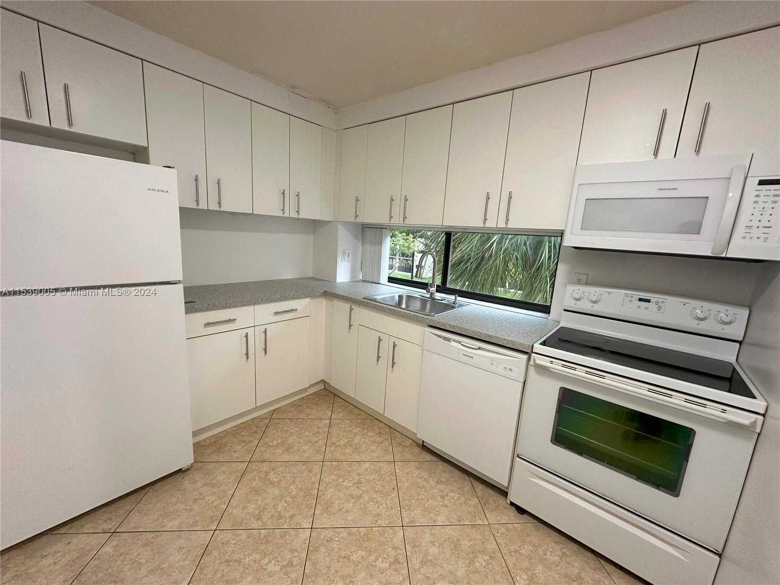 Small Image of 17021 NORTH BAY RD #320-4, Sunny Isles Beach Number 6