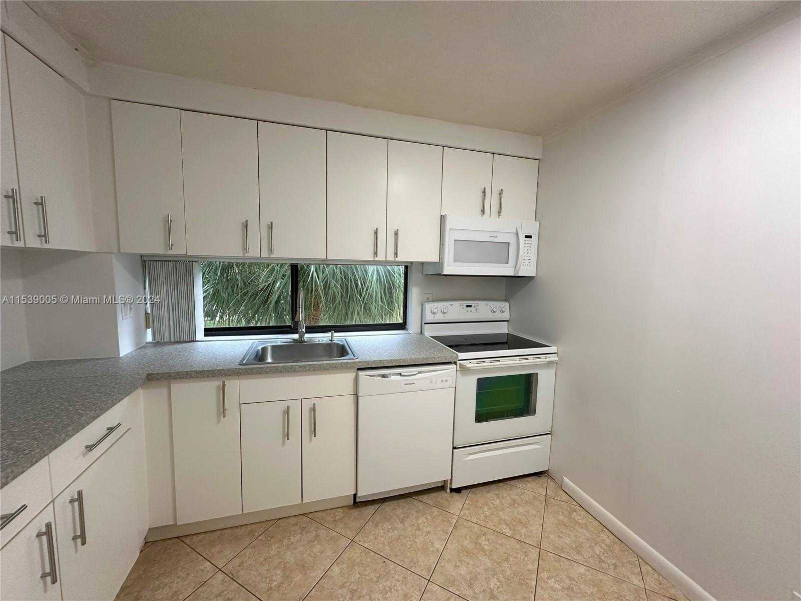 Small Image of 17021 NORTH BAY RD #320-4, Sunny Isles Beach Number 7